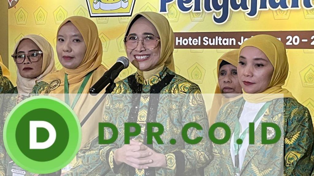 Ketua Umum DPP Pengajian Al Hidayah, Hetifah Sjaifudian (tengah)