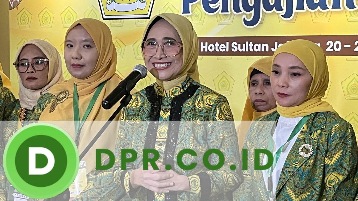 Ketua Umum DPP Pengajian Al Hidayah, Hetifah Sjaifudian (tengah)