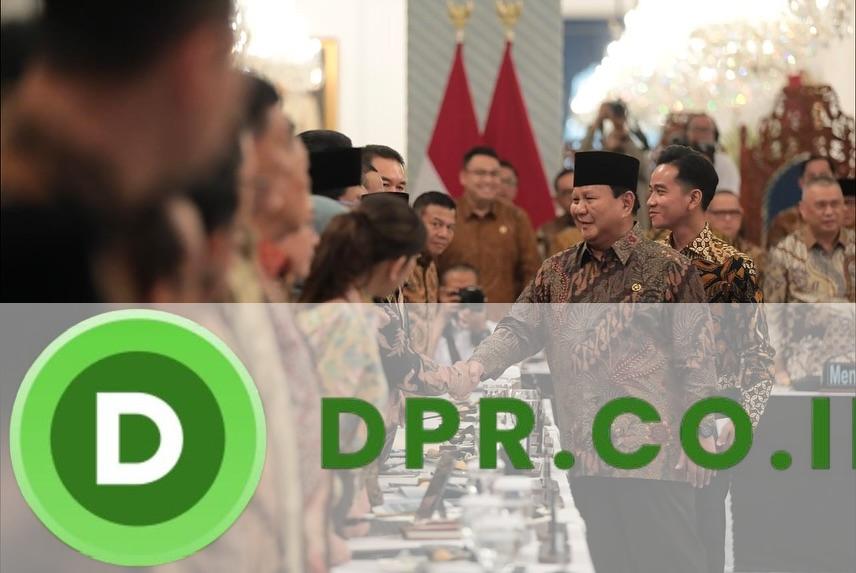 Presiden Prabowo saat menyalami para menteri dalam Rapat Kabinet Paripurna.