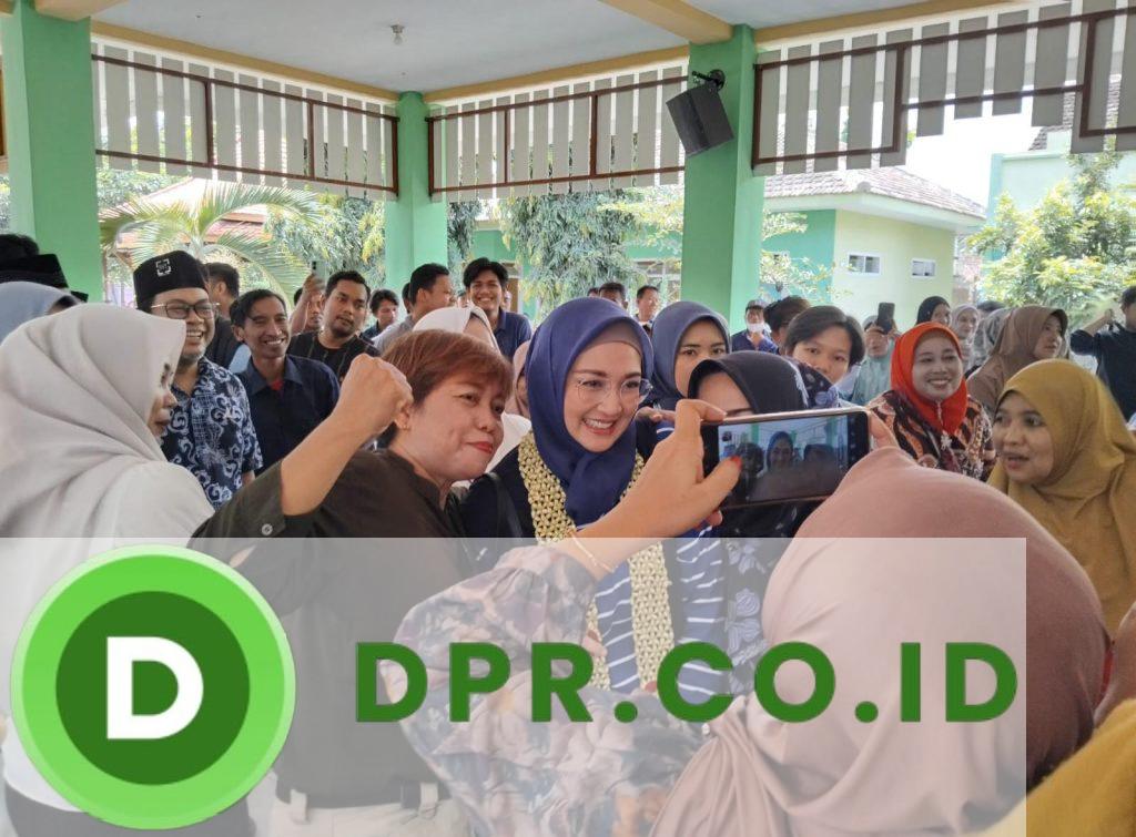 Dina Lorenza bersama para peserta kegiatan.