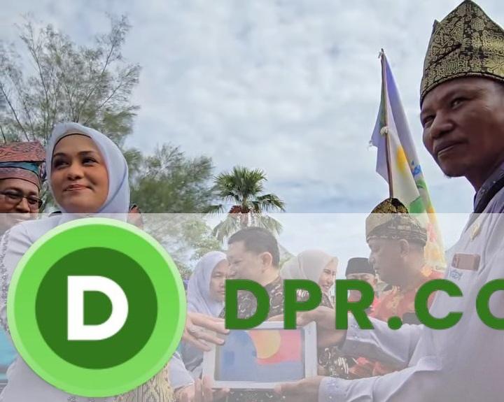 Penyerahan bantuan secara simbolik dari Anggota DPR RI Fraksi Golkar, Karmila Sari kepada salah satu warga masyarakat Rohil.