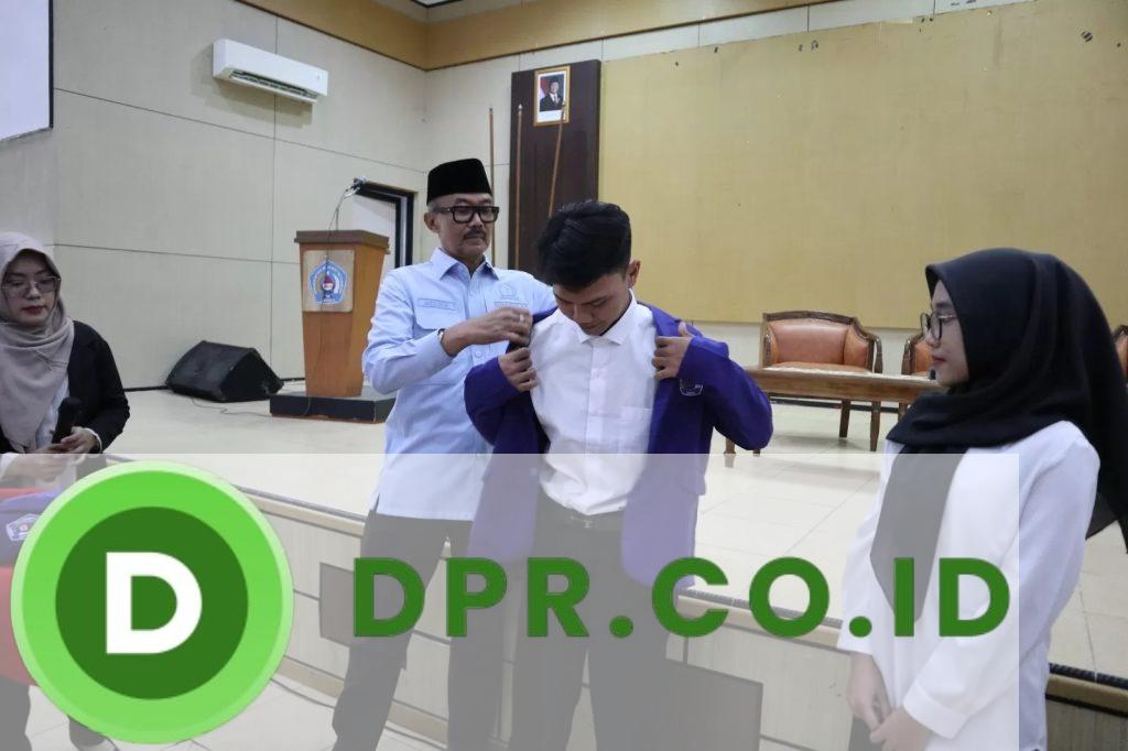 Agung Widyantoro (kedua dari kanan) bersama penerima beasiswa KIP Kuliah UMUS. Sumber foto : Humas UMUS Brebes.