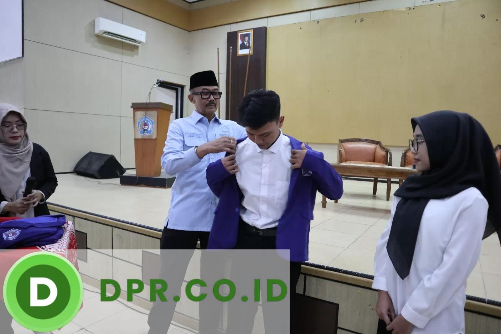 Agung Widyantoro (kedua dari kanan) bersama penerima beasiswa KIP Kuliah UMUS. Sumber foto : Humas UMUS Brebes.