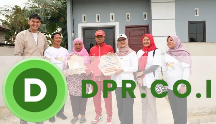 Melati saat menyerahkan bantuan rumah kepada Alfian, atlet disabilitas berprestasi.