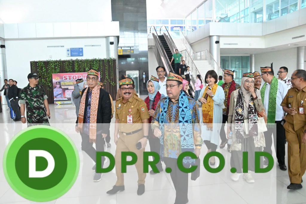 Wakil Ketua Komisi IX DPR RI, Yahya Zaini, saat disambut oleh Plt. Asisten Pemerintahan dan Kesra (Pemkesra) Herson B. Aden dalam kunjungan kerja Reses Komisi ke Palangka Raya, Kalteng, Senin (06/10/2025). Sumber foto : HUMAS Setda Kalteng