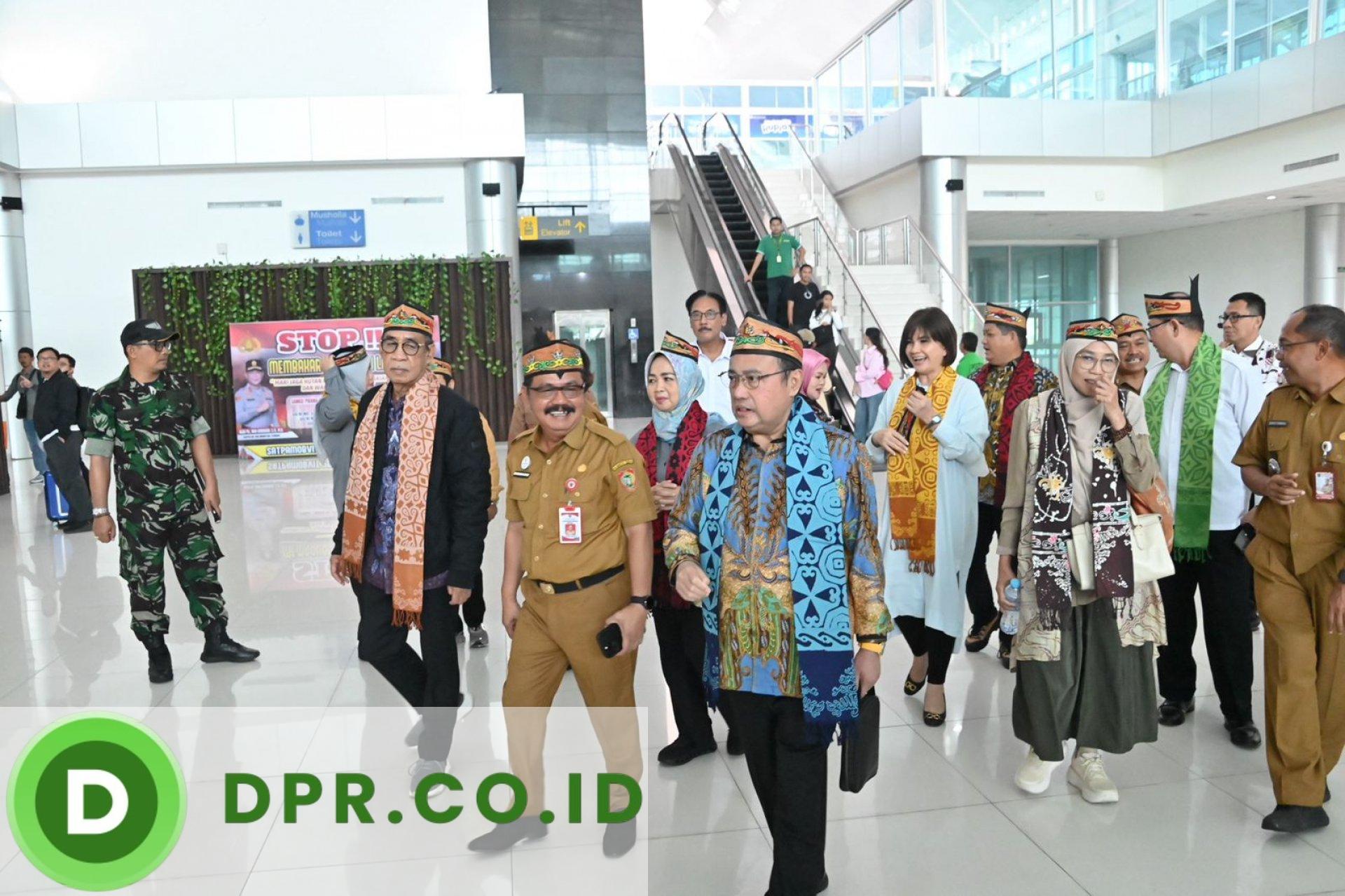 Wakil Ketua Komisi IX DPR RI, Yahya Zaini, saat disambut oleh Plt. Asisten Pemerintahan dan Kesra (Pemkesra) Herson B. Aden dalam kunjungan kerja Reses Komisi ke Palangka Raya, Kalteng, Senin (06/10/2025). Sumber foto : HUMAS Setda Kalteng