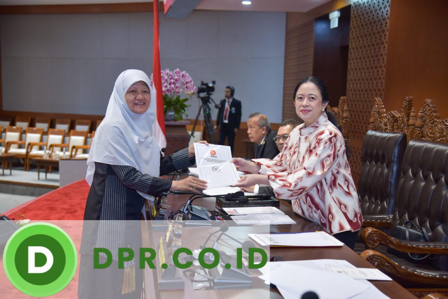 Reni Astuti PKS (Kiri)