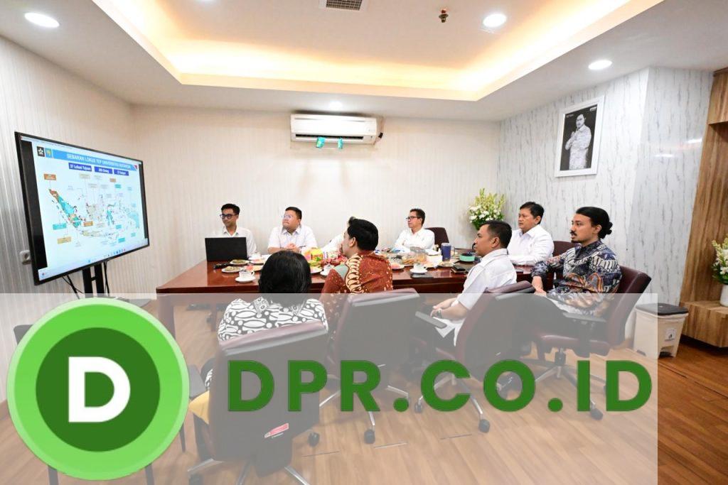 Wakil Menteri Transmigrasi Viva Yoga Mauladi saat menerima jajaran Pengurus Ikatan Alumni Universitas Indonesia (ILUNI) di Kantor Kementerian Transmigrasi, Kalibata, Jakarta, Kamis (27/11)