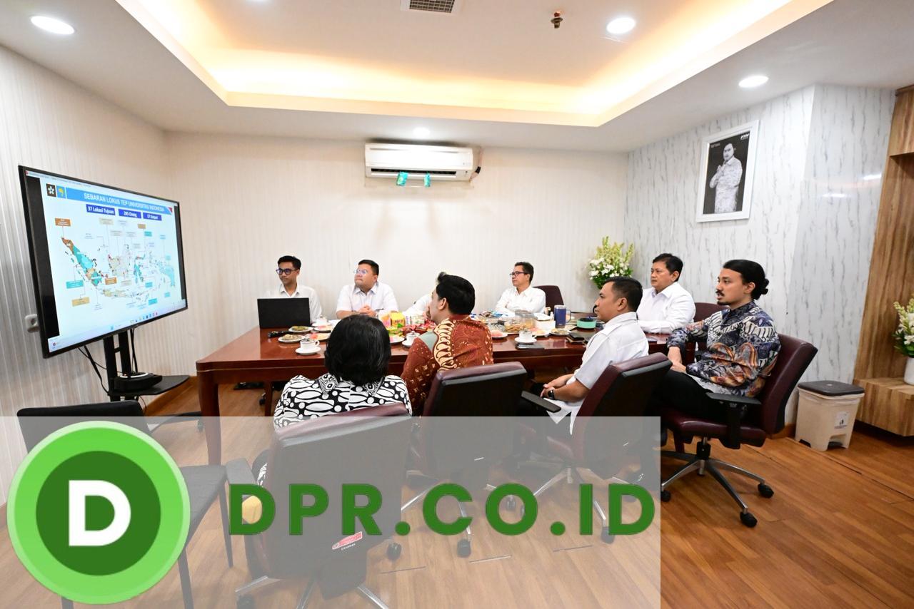 Wakil Menteri Transmigrasi Viva Yoga Mauladi saat menerima jajaran Pengurus Ikatan Alumni Universitas Indonesia (ILUNI) di Kantor Kementerian Transmigrasi, Kalibata, Jakarta, Kamis (27/11)